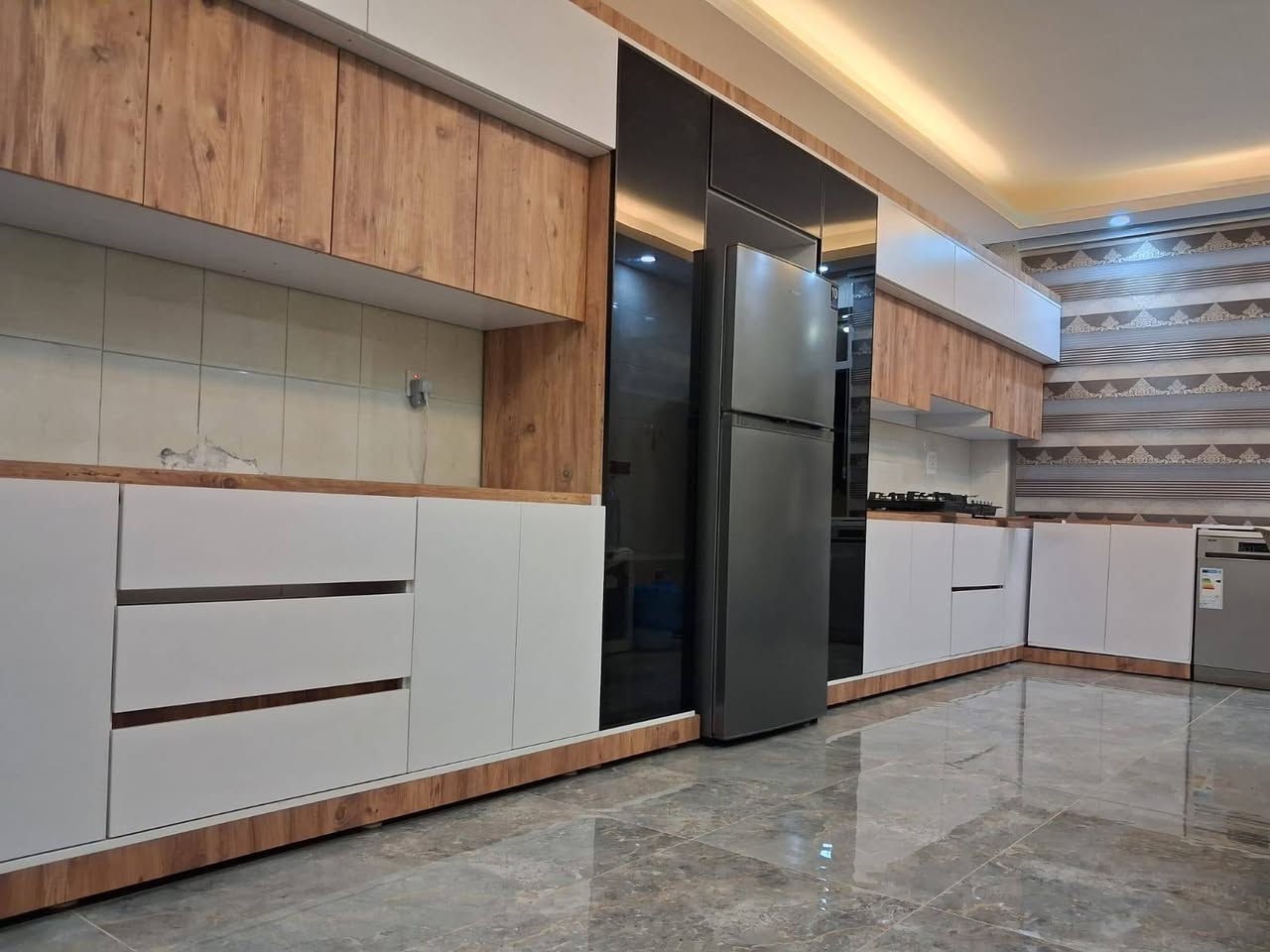 200 متر  طابو
اربيل حي حاكماوا قرب كولان مول 
خلف القنصلية التركية
بيت طابقين سطحين بيتونة
كراج  سيارة  حديقة
صالة 
مطبخ
هول داخلي 
5 حمام
4 غرف نوم 
منهم ثلاثة ماستر 
دريسنك روم
مناور 
البيت محدث جديد درجة اولى 
سقف ارضيات صبغ حمامات ديكورات كهربائيات  ماء مجاري 
واجهة شروق مقابل شارع 
مع المنزل سبلت + كونترات مطبخ كامل +  طباخ & مرشحه
موقع ممتاز كامل الخدمات
السعر  ممتاز  ✉️

***********  📲 واتس
