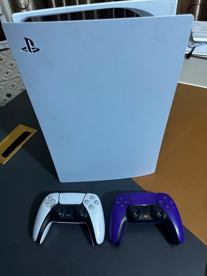 🎮 للبيع: PlayStation 5 إصدار 2020 (نسخة الأقراص)

🔹 سعة التخزين: 825GB SSD
🔹 الجهاز بحالة جيدة ويعمل بكفاءة.
🔹 المحتويات:

* 🎮 جويستكين.
* 🎒 حقيبة خاصة بالجهاز.
* 💿 FIFA 23.
* 💿 GTA V.
* 🔌 جميع الأسلاك.

💰 السعر: 765,000 دينار عراقي (قابل للتفاوض بالمعقول).

📍 الموقع: بغداد – حي حطين.

📞 للتواصل: ***********

✅ يوجد ضمان شرط الفحص .
