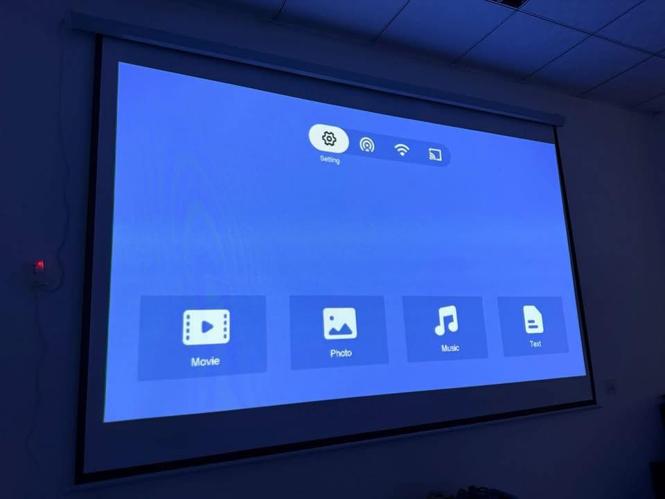 ليزري وصغير يربط عل تلفون شي جدا راقي
ليزري وكهربا وصغير جدا تكدر تخلي بل جيب شوف الصور نضام  وايفاي يربط عل التلفون وزن 300 غرام عدسه إسقاط ينطيك صوره من 30 بوصه الئ 100 بوصه 

نضام التحكم بل أزار 

واتساب ***********
