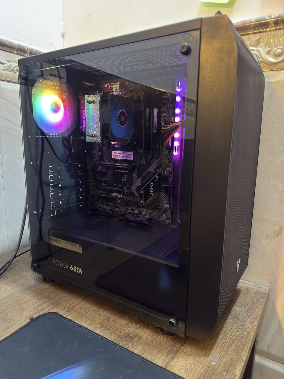 سلام عليكم حاسبة PC للبيع بدون كرت شاشة
الموصفات :
CPU : R5 3350G pro
Motherboard : b450 tomahawk max
Ram : 16GB G.SKILL ddr4 3200
SSD : 256GB 
Power supply : thermaltake 650W 
COOLER: DEEPCOOL
التجميعة كلش نظيفة واستعمال قليل السعر 500 ألف وبيها مجال رقم التليفون *********** للتواصل
