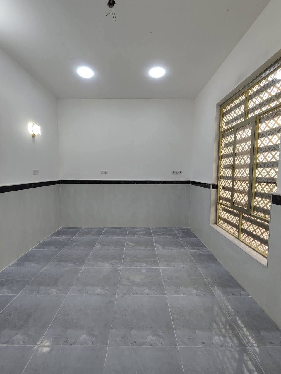 🏠دار الـــبــــيـــــع نــهــاونــد الـثـانــيــه 🏠 
قرب  المدرسه  نـهــاونــد الابــتـــدائـيــه
~~~~~~~~~~~~~~~~~~~~~
المساحه 100متر مربع طابق واحد جاهز السكن

غرفه  نوم صاله + دبل فاليوم 
مطبخ استقبال صحيات خارجية وداخلية 
~~~~~~~~~~~~~~~~~~~~~
للاستفسار اكثر الاتصال على
***********📱
~~~~~~~~~~~
نستقبل جميع العروض 
🏠السكنيه  🏛️التجاريه
