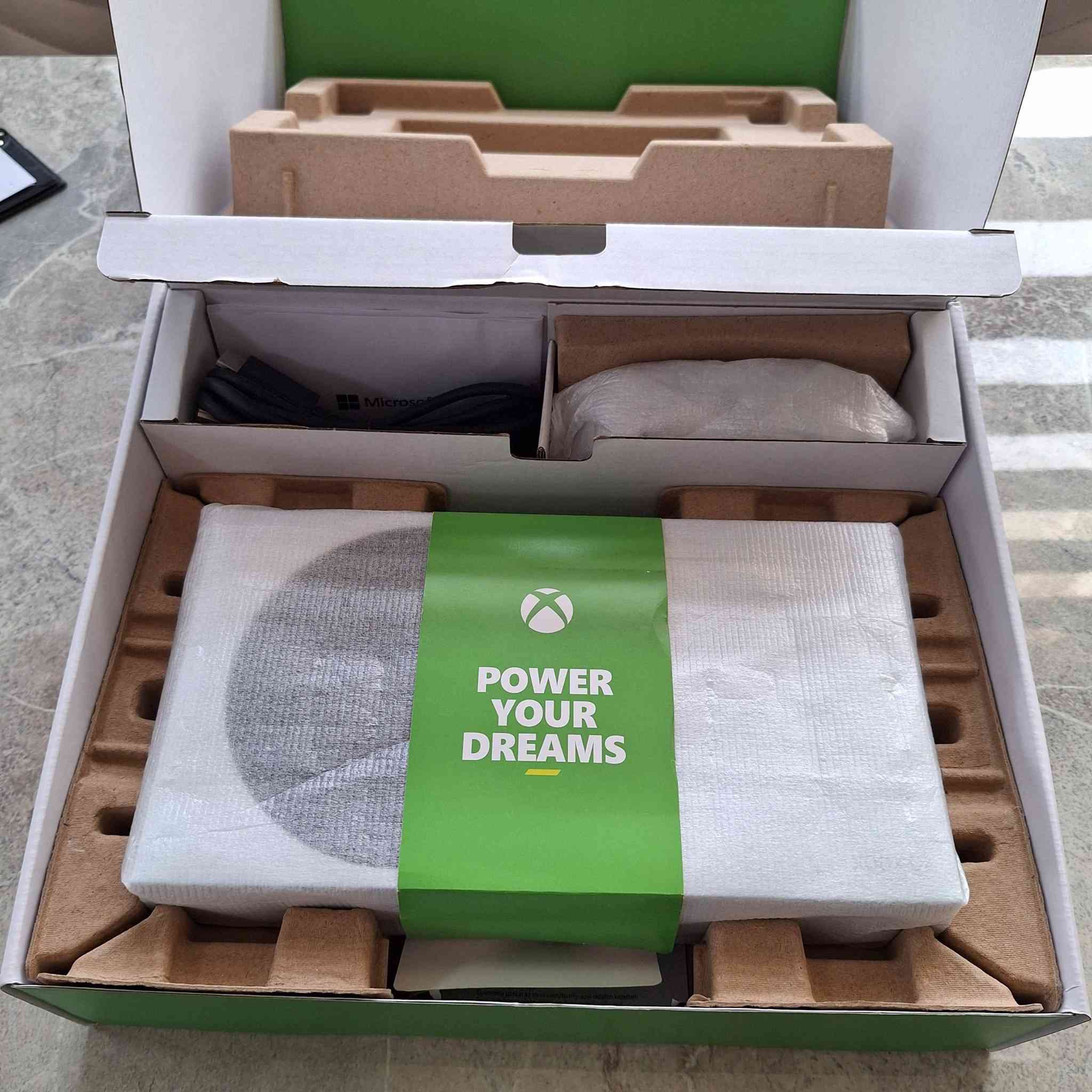 Xbox serious s  للبيع مع ملحقات كاملة +UPS 3000 V + Hard 1T + بطارية المدعمة اليدة الاصلية 
السعر 610 قابل للتفواض 

الجهاز نظيف جدا استخدام عطلة فقط نظافة الجهاز 100/100 
والجوي ستك 95 
الجهاز من كيم زون +ردد 2 هدية 

الهارد من نوع مختلف تكدر تشتري هارد واتبدل بينهم سرعته عالية من 850 الي 1200 MB 

UPS 3000V هذا يعني انسى الكهرباء راحت او اجت يكدر يشغل الجهاز على مونيتر لحد ساعة ونص 

بطارية اليدة الاصلية مدعومة من الشركة 

جهاز جدا مهتم بي غير مفتوح اخو الجديد 
مكاني النجف كوفة ***********
