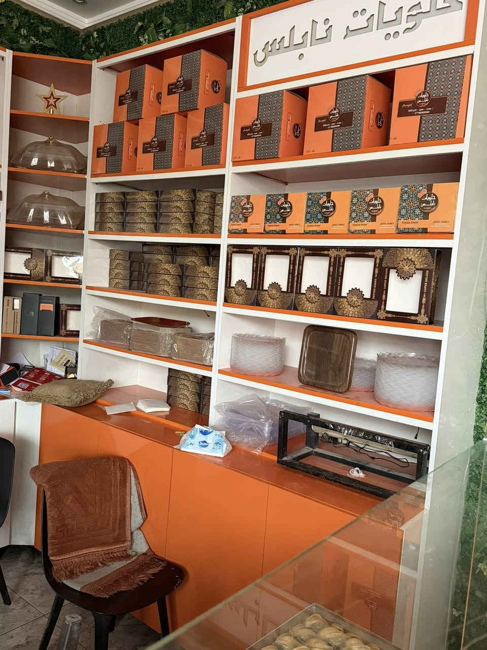 السلام عليكم فاترينات عدد 9 مع اماكن للتخزين الحالة جيده جدا عدد 6 نزال 40 عرض 100 ارتفاع 265  عدد 3 نزال 40 ارتفاع 230 عرض 83 مع عارضه ثقيله الحالة جيده  عرضها 195
نزالها 68
ثلاث طوابق
السعر مليون و 250 ابيعهن شلعة وحده


**إذا كنت صاحب هذا الإعلان وتريد حذفه لأي سبب، رجاءا أرسل رسالة إلى الدعم الفني**