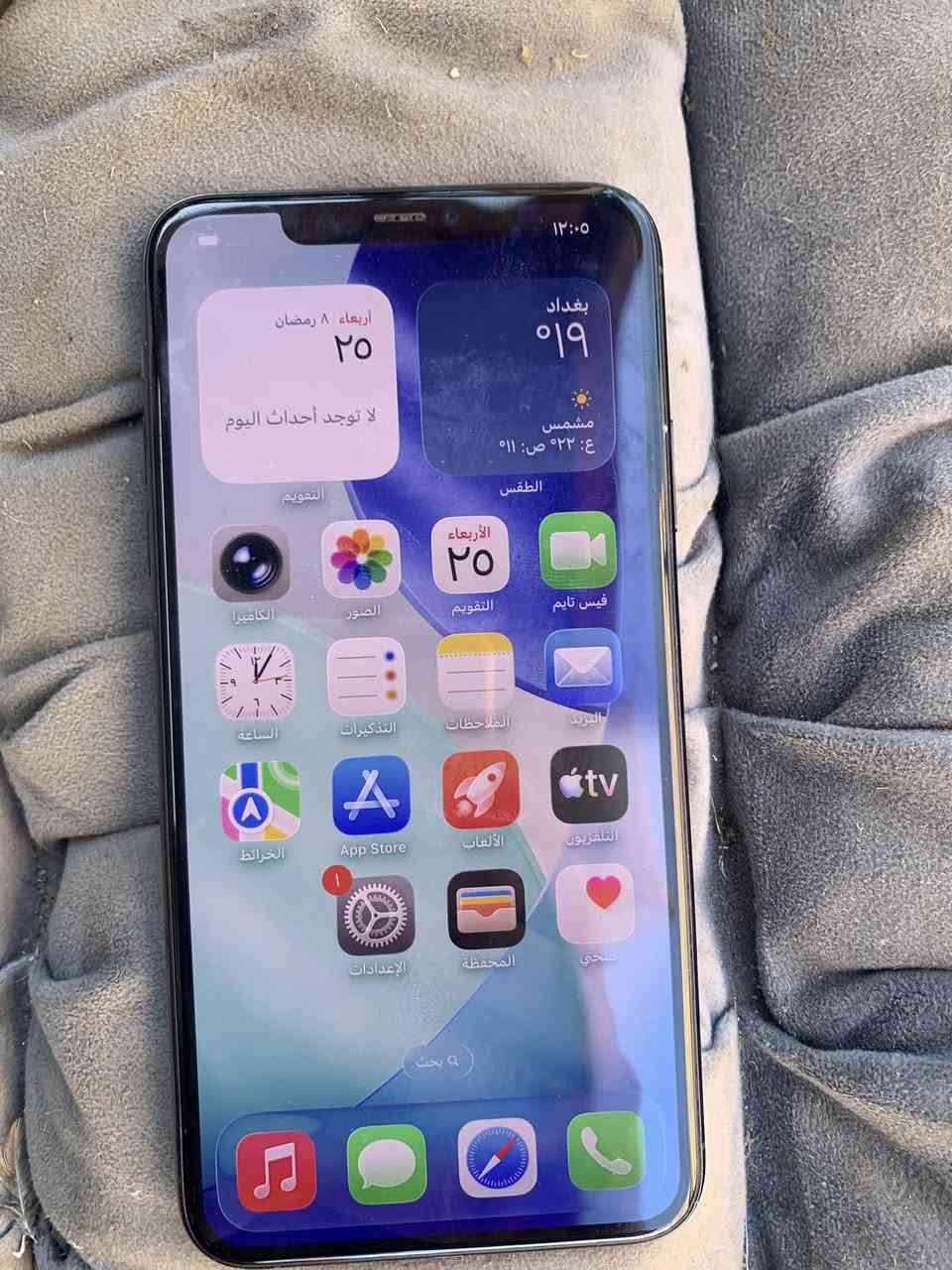 سلام عليكم
ايفون 11 برو ماكس 
ذاكرتة 64
بطارية 70 
فقط كسر صغير بلضهر 
كلش نظيف 
كلة شغال
250 الف وبي مجال 
مكاني اعظمية 
***********
