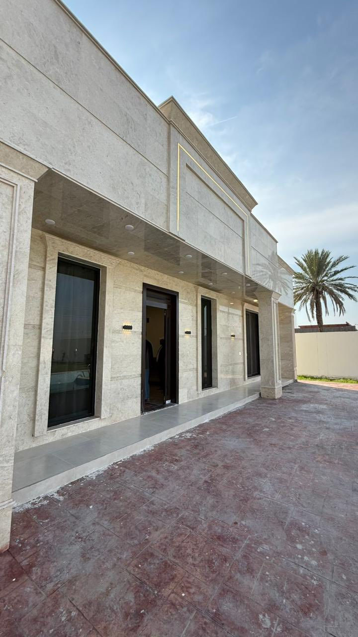 🌿 مزرعة مميزة للبيع 🌿  

📍 الموقع: الدورة – البوعيثة / عرب جبور (مجمع الزمرد)  

مزرعة بموقع هادئ ومخدوم بالكامل، بمساحة 1000 متر مربع وواجهة 20 متر (نزال)، توفر خصوصية عالية ومناسبة للسكن أو الاستثمار.  

🏡 التفاصيل:  
تحتوي على غرفتي نوم مريحة، صالة واسعة، مطبخ، ودورة مياه، بالإضافة إلى كعدة داخلية وخارجية مثالية للجلسات العائلية 🌙✨  

🏊‍♂️ مزايا إضافية:  
مسبح + حديقة جميلة (بارك فيو) تضيف أجواء راقية وراحة تامة 🌳  

⚡ الخدمات:  
كافة الخدمات متوفرة والمزرعة جاهزة مباشرة  

📞 للتواصل والاستفسار:  
***********  
الجبوري للعقار  

✨ فرصة مميزة بسعر مناسب
