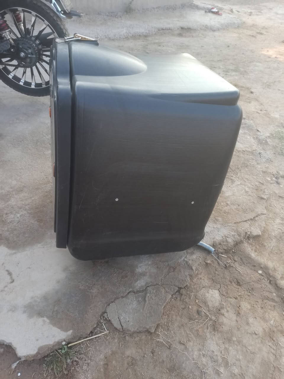 سلام عليكم صندوق بلاستك لبيع جديد سعر 30 قفل موجود وتساب مكاني بغداد ابو غريب قرب جسر ماجد ***********
