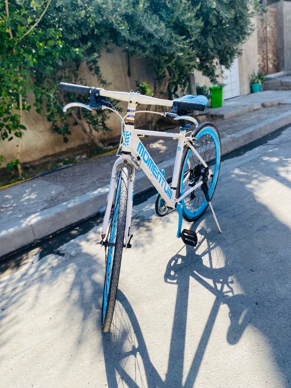 سلام عليكم بايسكل للبيع
نوعه (Momentum)

مكينه(SRAM X-4)

متكون من ثمن سراعات 

بايسكل متروك بي شخوط بسيطه لأكن ما مأثره عليه

سعره ١٥٠الف بي مجال للطيبين 

عنوان بغداد البنوك رقم ٠***********واتساب