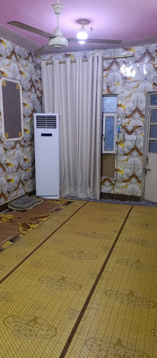 السلام عليكم 
دار زراعي للبيع المساحة ١١٧م يحتوي الطابق الأرضي على إستقبال وصالة كبيرة وغرفة نوم ومخزن كبير وملحقات ونفس البناء والتصميم في الطابق الثاني.الموقع خلف مطعم حيدر ابو الشربت. السعر ١٥٠ 
للاستفسار  *********** متوفر واتساب
