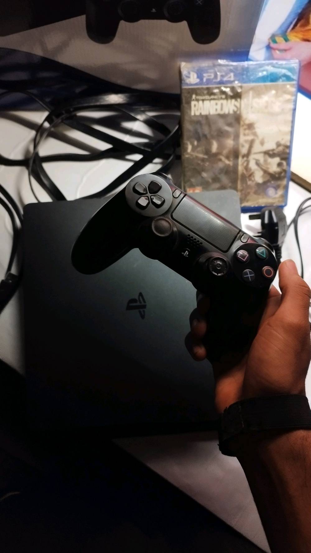 جهاز بلايستيشن 4 سلم اخو الجديد 1 تيرا وويا قرص
 الجهاز ما مفتوح ابد افحص و شوف 
يجي ويه الجهاز كيبل Hd اصلي طويل 
و قرص ريمبوسكس نضيف ما بي ولا شخط 
و كيبل شحن طويل لليده
ويده اصليه ما مصلحه ابد 
الجهاز مال جناي يعني ما تعبان ابد 
وياه كارتون 
نظام الجهاز 13.04 
الجهاز تاخذه و تنام ما تفكر ب اي شي 
السعر 250 وبي مجال بسيط حگ الجيه 
متواجد وتساب فقط
الموقع-البصرة الجبيلة
 ***********-0772344520
