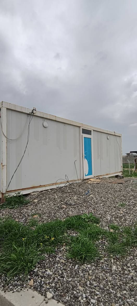 سلام عليكم
كرفان للبيع غرفتين مشتملات مابي اي نقص شرط بدون خيسان ارضيه جديده السعر 20$ الاستفسار الاتصال على***********
