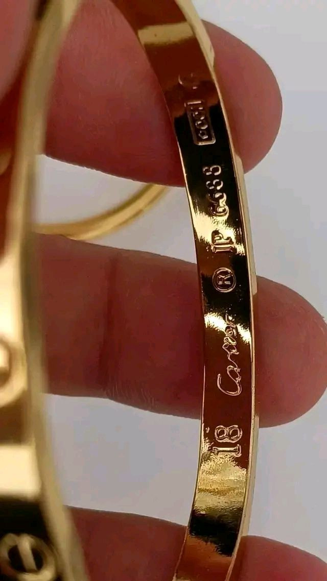السلام عليكم هاذا السوار الكارتير و البسمار   مختوم 18 وكلمه كارتير اعتقد برزيلي او هيجي شي اجاني كل 2 سوه  بسمار بس مكتوب عليه كارتير  ومكتوب با الجيس مالتهن سلستيل با الانكليزي ابيع ارخض من العادي ☺


**إذا كنت صاحب هذا الإعلان وتريد حذفه لأي سبب، رجاءا أرسل رسالة إلى الدعم الفني**