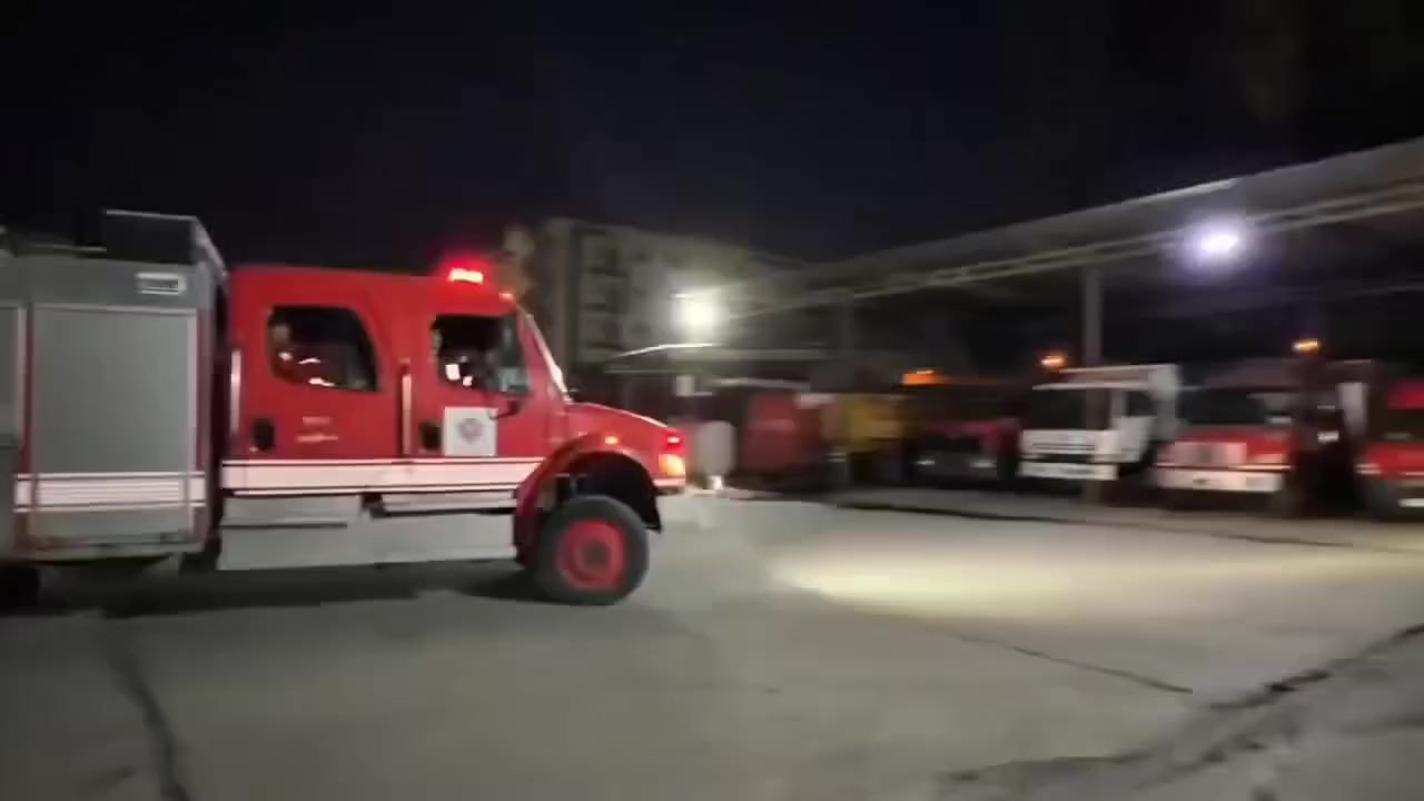 🚨 لحظات تحبس الأنفاس في مدينة الموصل

تمكن أبطال الدفاع المدني من إنقاذ طفل صغير بعدما حشر نفسه داخل غسالة الملابس في حادثة كادت أن تتحول إلى مأساة لولا سرعة الاستجابة والمهنية العالية.

وقد باشر فريق الإنقاذ فور وصوله باستخدام معدات خاصة وبحذر شديد، ليتم إخراج الطفل بسلام وسط ارتياح وفرحة ذويه.

كل التحية والتقدير لرجال الدفاع المدني، العيون الساهرة التي لا تنام، والقلوب الشجاعة التي تنقذ الأرواح في أصعب اللحظات. 👏🚒

#الدفاع_المدني
#الموصل
#أبطال_الإنقاذ


**إذا كنت صاحب هذا الإعلان وتريد حذفه لأي سبب، رجاءا أرسل رسالة إلى الدعم الفني**