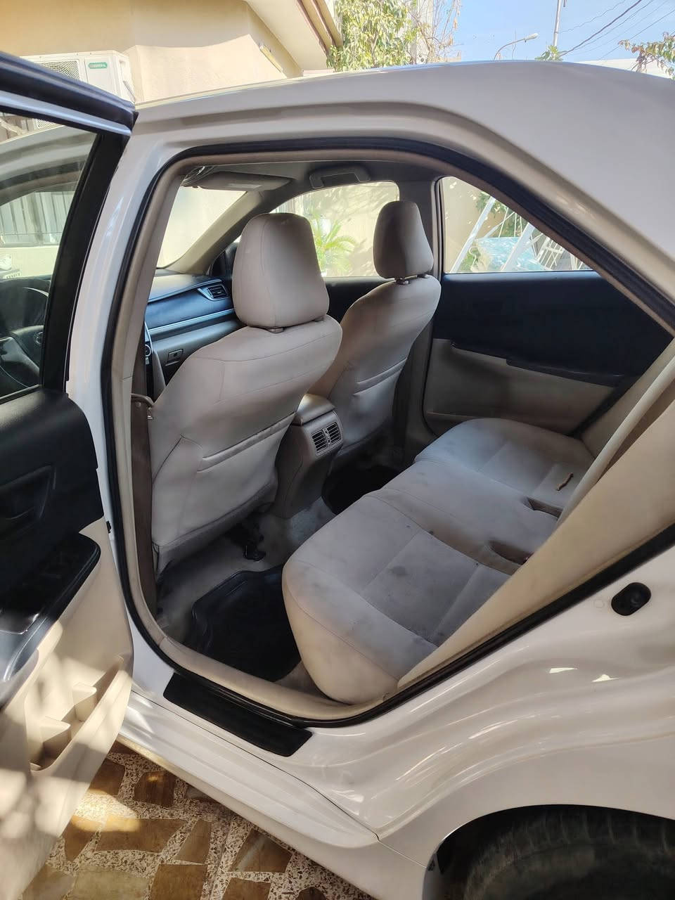 السلام عليكم
كامري موديل 2015.
فئات GEL. 
وارد خليجي.
بيها بونيد مبدل.
صبغ بيها شوية بالجاملغ الأمامي + شبر باب السائق.
بدون دواخل
موقعها. موصل
***********
