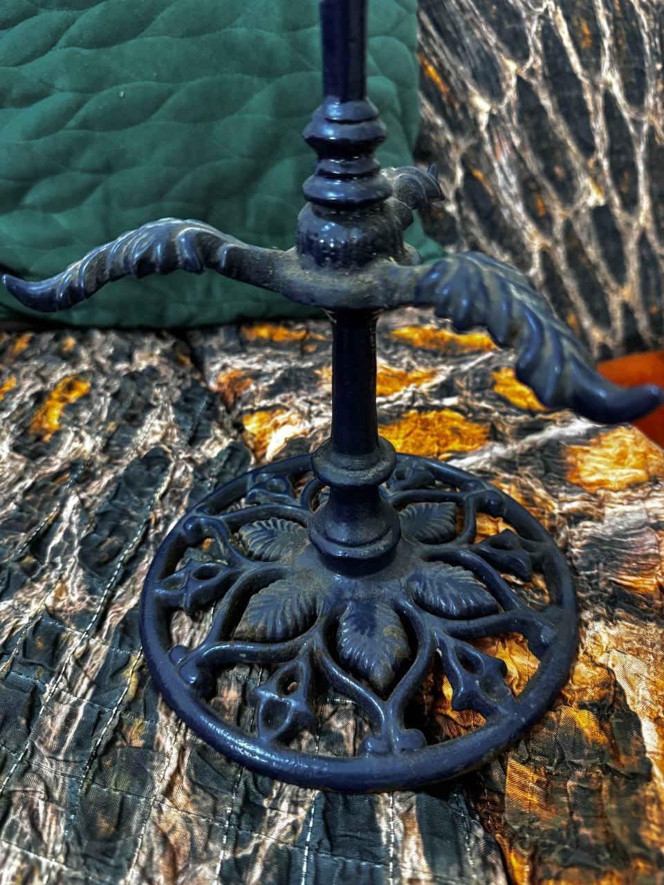 ستان مفاتيح حديد زهر قديم إرتفاع 40 سم وزنة تقريباً 3 كيلو    السعر 20 الف نهائي ***********
