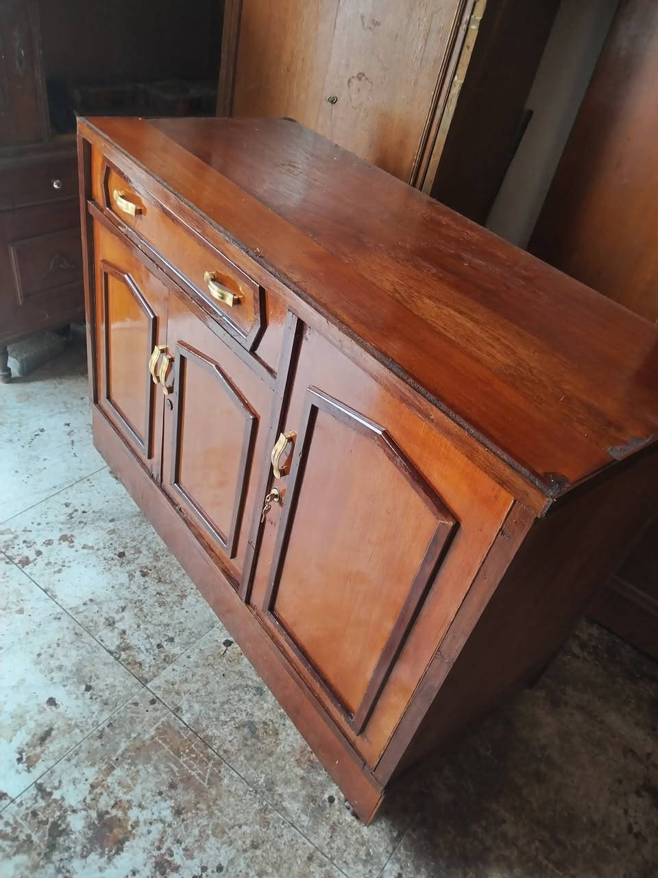 السلام عليكم
بوفيه فراش صاج
عرض متر واحد و٢٠ سنتيمتر
السعر ٥٠
المكان الكريعات مقابل مطعم البلام
موبايل ***********
لانرد على التعليقات فقط الاتصال
