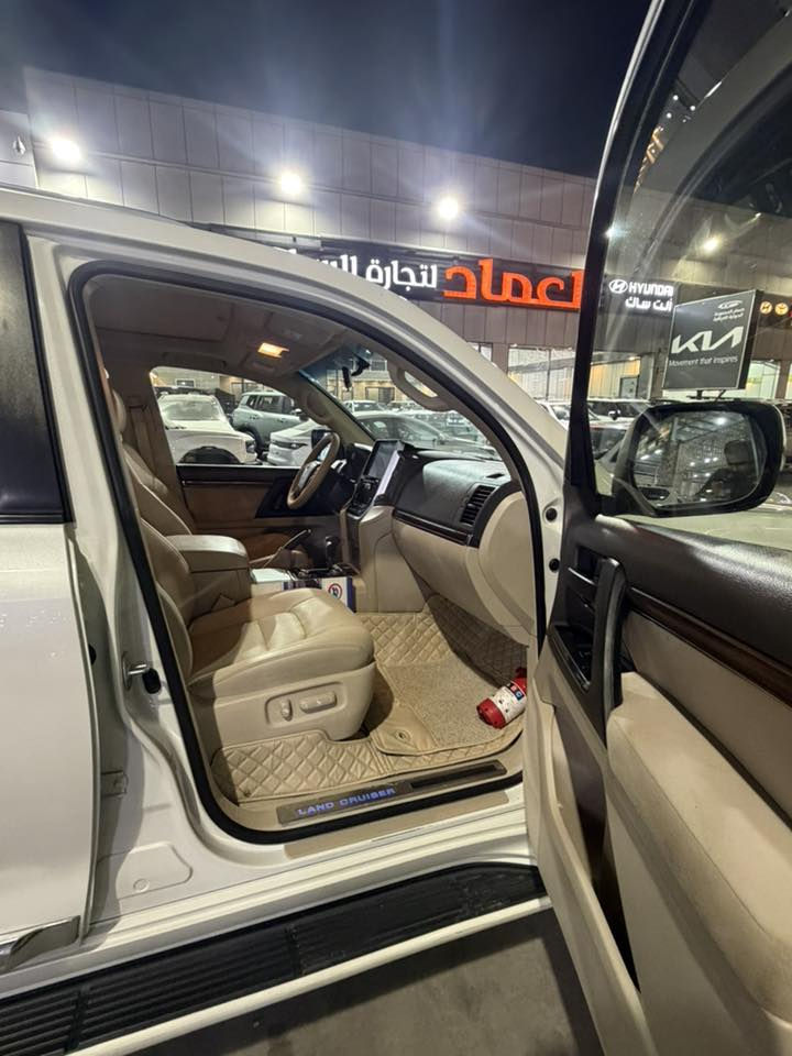 سلام عليكم 
لاندكروزر 2018 بريم اصل
ماشيه 86
رقم بغداد مميز
فول مواصفات 
كفاله عامه فقط شربين صبغ
بيع أو مراوس أتفضل للمعرض
***********
