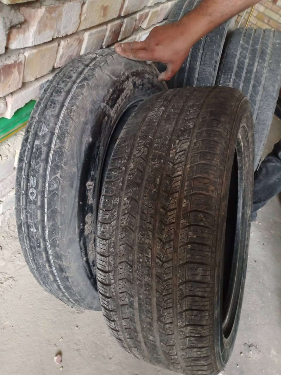 السلام عليكم تايرات جيب لاريدو بيهن اسبير جديد منازل وبيهن استعمال بسيط للبيع  رقمي ***********
