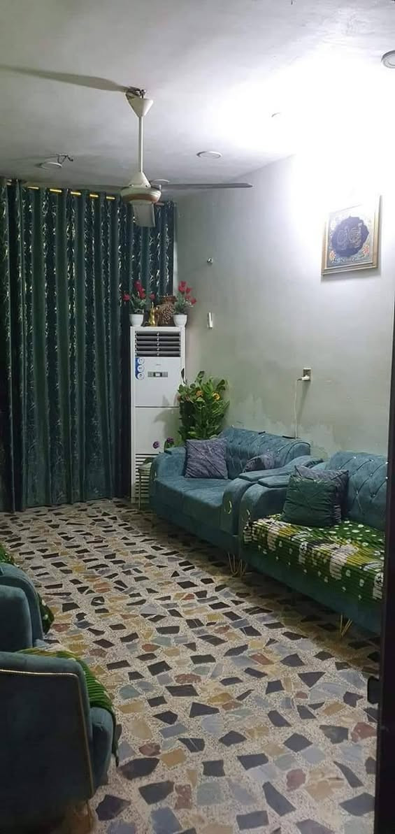 بيت للبيع مكانه العبيدي الرئاسه شارع جامع الإمام علي مساحته ١٠٨ ٦في١٨ ثلاث طوابق مقابيله تشجير بيت زراعي ركن بصفه سكله 
للتواصل *********** او مراسله
