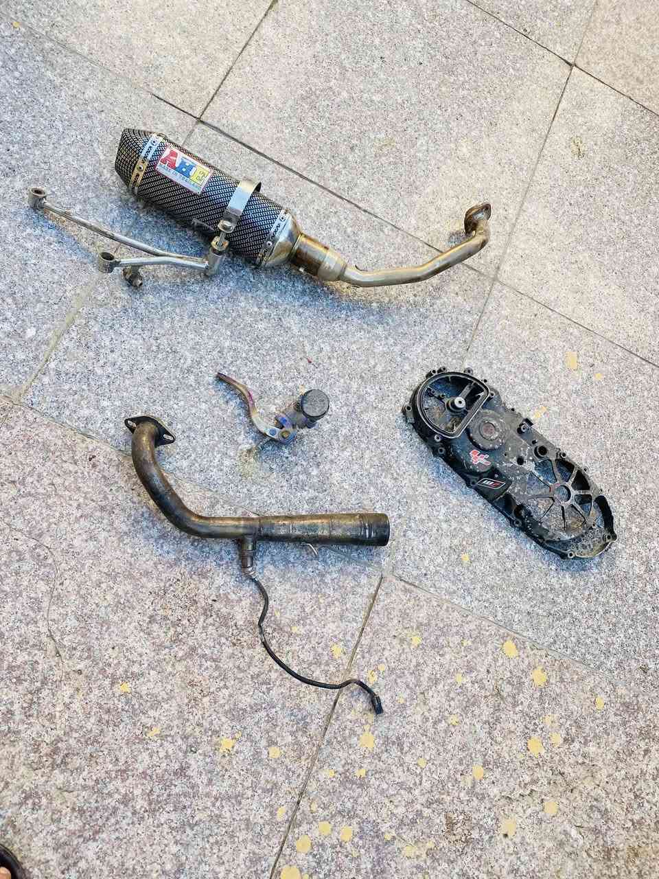 سلام عليكم تزويد قطع حلوه
ويل خلفي بس عنكبوت جديد كلش 
وكابريتر قفاز ماعرف تشتغل لا لان متروكه حجم 32
قبق هندر تزويد بلادي مو تجاري 
شيال راجع كرزي توبو اصلي تايوان 
كاور سكنس ماكس يشغل 66 و68
وصالنصا كامله هيه وبطيخه وشيال
وبوري عدل مال دراجات مزوده 
شراي خاص وليأخذ شلعه حسبهم سعر حلو مكاني ناصريه مركز ***********
