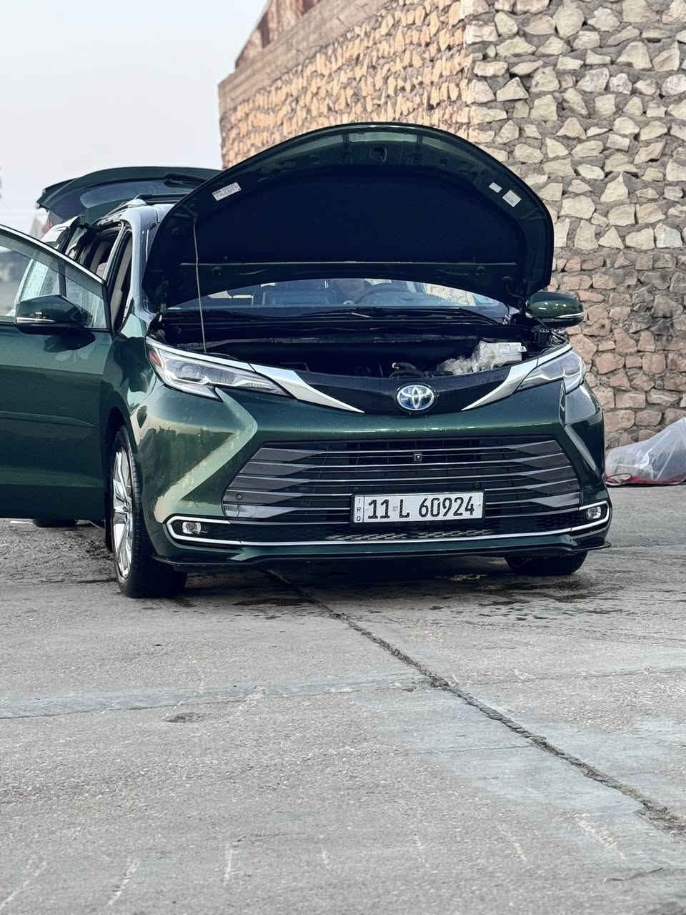 تيوتا سينا 2022 بلاتينيوم هايبرد بانزين محرك 2.5 بدون ارباك بدون شاصي 
السياره فول الأخير 1/1 بلاتنيوم معروف غنيه عن تعريف سياره جاهزه من كلشي نقص برغي ماكو 
رقم بغداد باسمي ترهم مراوس وترهم بيع 
السعر 29 وبيها مجال 
***********
