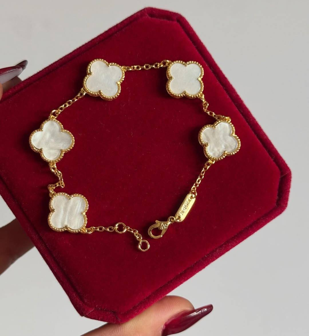 مجموعة فان كليف 
ضمان طلاء ثابت 
الالوان الترند الأساسيه
متوفر توصيل داخل بسمايه الف


**إذا كنت صاحب هذا الإعلان وتريد حذفه لأي سبب، رجاءا أرسل رسالة إلى الدعم الفني**