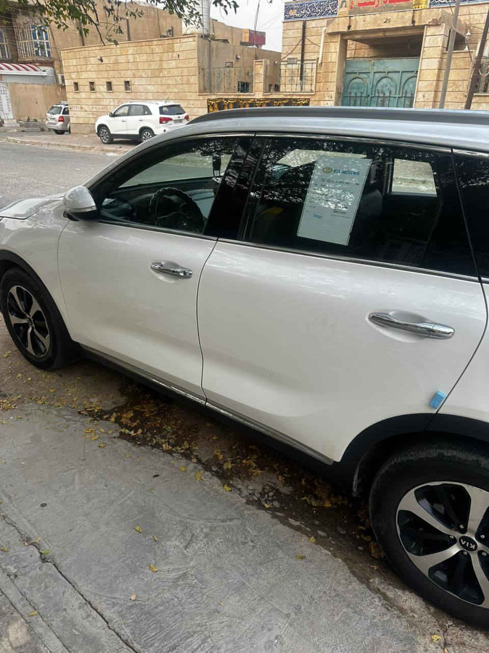 سورنتو  موديل 17 خليجي مكفولة بس بارد بحافه الباب الخلفي اصلا مامبين نهائيا موضح بالصوره سياره جاهزه تخم تاير حداديه تبريد تدفئه كير ومكينة منضومه لايت زنون دهن كله وكاله دوشمه الكشنات والارضيه جلد بلاد بيجي كلفن 8ورقات 
6 سلندر 
7 راكب 
تبريد 3 قطع 
گازگيت مبدل وگالة بشركه كيا 
ماشيه 200 km 
السعر 210 وبيه مجال قليل 
وباقي مواصفات السورنتوا المعروفة سياره مامتعوبه جديده كلش العنوان العماره حي المعلمين الجديد الفتحه الأولى ***********
