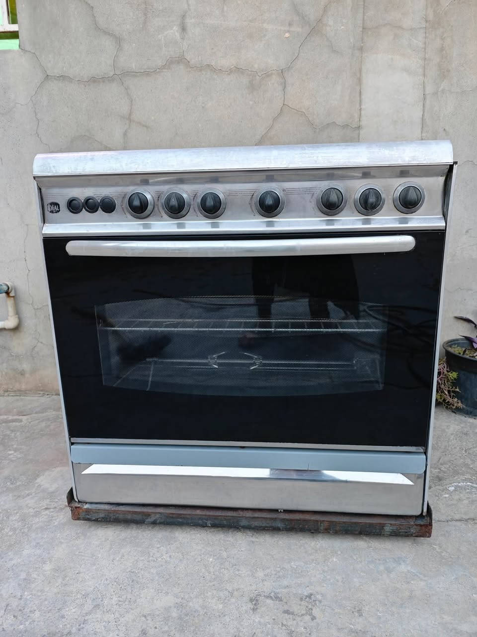 السلام عليكم طباخ كرياتي مصري نضيف وشغال السعر 180 وبي مجال ***********
