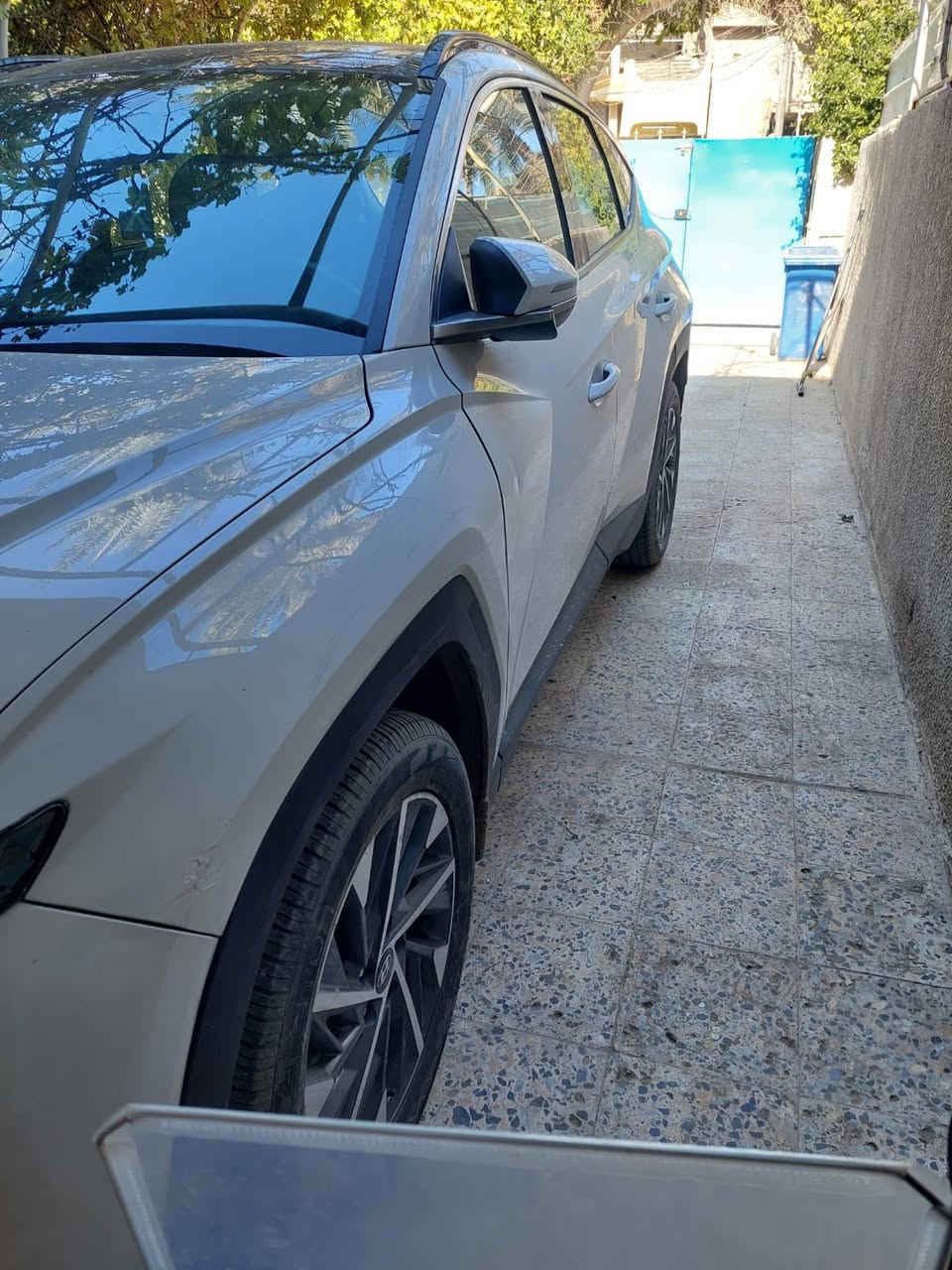 السلام عليكم
توسان 23 خليجي
 ع وضع الشركه  السعر 21.000 $

ماشيه 57 الف 
مواصفات 
بانوراما 
داخل ابيض 
بصمه 
شاشة كبيره
حساس امامي خلفي 
لد مانع انزلاق 
٣ انظمة قياده 
ترحيب 
تشغيل عن بعد 
مكينة ٢٠٠٠ دوش 
شاشة ديجتل 
قطعتين تبريد 
مقاعد كهرباء
بردات خلفيه
بصمه ابواب٢
بصمات عدد ٢
سبير عده ع وضع الشركه 
بشرط حته حداديه ع وضع الشركه
العنوان بغداد حي الامانه

ملاحضه
السياره وهيه واكفه اندعمت  
وصار تصليح ع البارد الجاملغ جهة السايق 

الاستفسار***********
