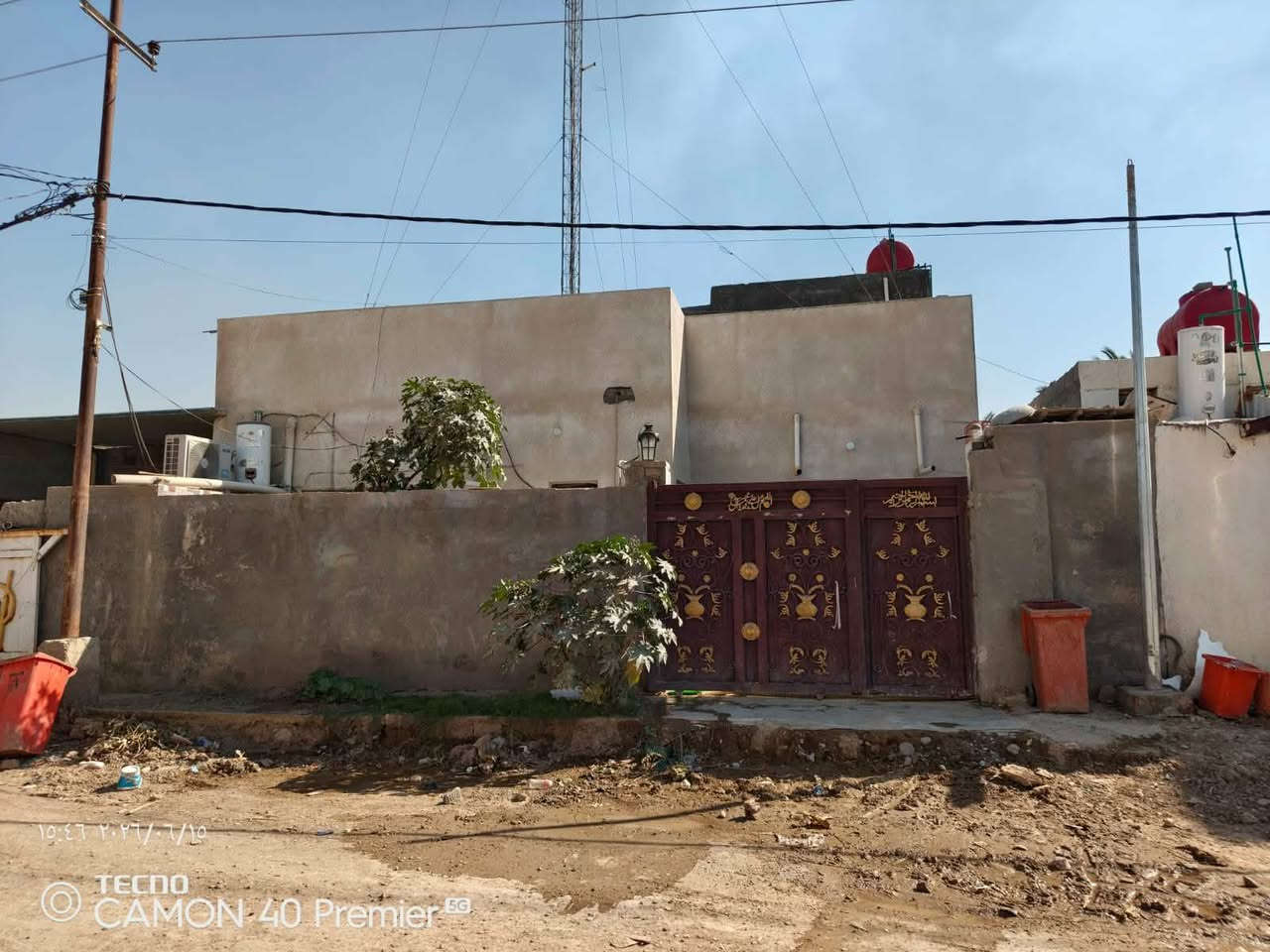 دار سكن زراعي قانون ٢٥ مساحته ٢٠٠ متر حي حواس شارع الحسينيه الرئيسي طابقين يحتوي الطابق الأول ع ٢ غرفه نوم وصاله ومطبخ واستقبال وصحيات والطابق الثاني ٢ غرفه نوم البناء بلوك والسقف عكاده للإستفسار مراجعه مكتب القريني للعقار الجمعيه بالقرب من السايدين *********** او ***********
