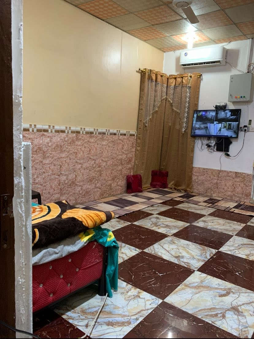 السلام عليكم للبيع بيت مساحه 210 متر طابقين طابو زراعي وعندي وكاله ونسخه من الطابو في الجزيره شارع باب الهوه شارع 25 يتكون البيت غرفتين وصاله وحمامات 2 داخليه وخارجيه واستقبال دوانيه مطبخ مناور عدد 2 الطابق الثاني جاهز كلشي بس ينكسف وكهربائيات الطابق الثاني نفس تصميم الطابق لأول البيت جاهز للسكن السعر (90 ) وقابل للتفاوض لاستفسار اكثر هاتف (***********)
