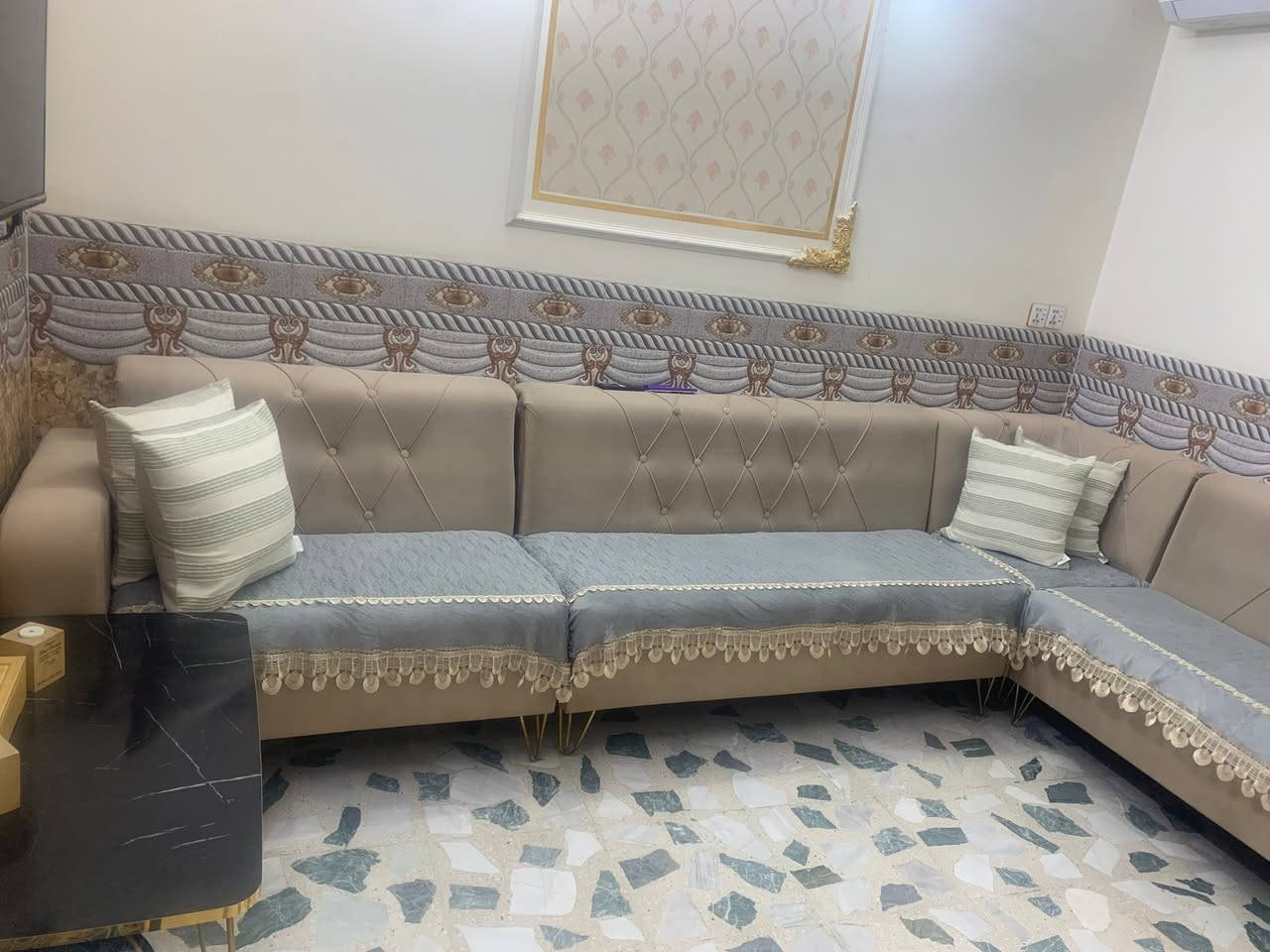 السلام عليكم ديوان البيع نضيف كلش 
القياس ماله 4 مترات ونص بدون تجوات
مكاني بغداد مدينة الصدر 
السعر ماله . 350 الف


**إذا كنت صاحب هذا الإعلان وتريد حذفه لأي سبب، رجاءا أرسل رسالة إلى الدعم الفني**
