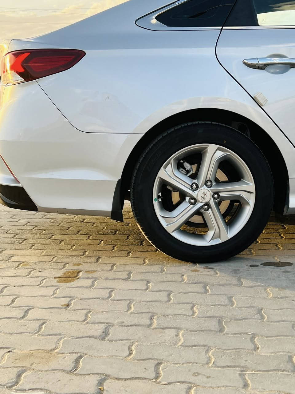 سلام عليكم
البيع سوناتا فول مواصفات كوري مكينه 2000
بانزين كفاله من الصبغ والتبديل 
رادار امامي تحديد مسار 
نقط عماء سايد بريك بصمه 
تحكم جهتين لد امامي وخلفي 
الاتصال ***********

