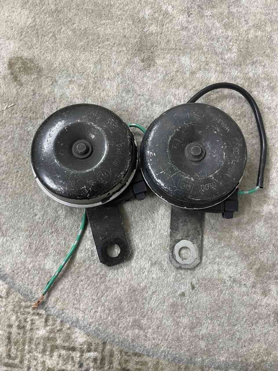 السلام عليكم 

- يتوفر 
- هورنات عدد 3 
- واقيات 
- فلاتر دهن سني 

***********
