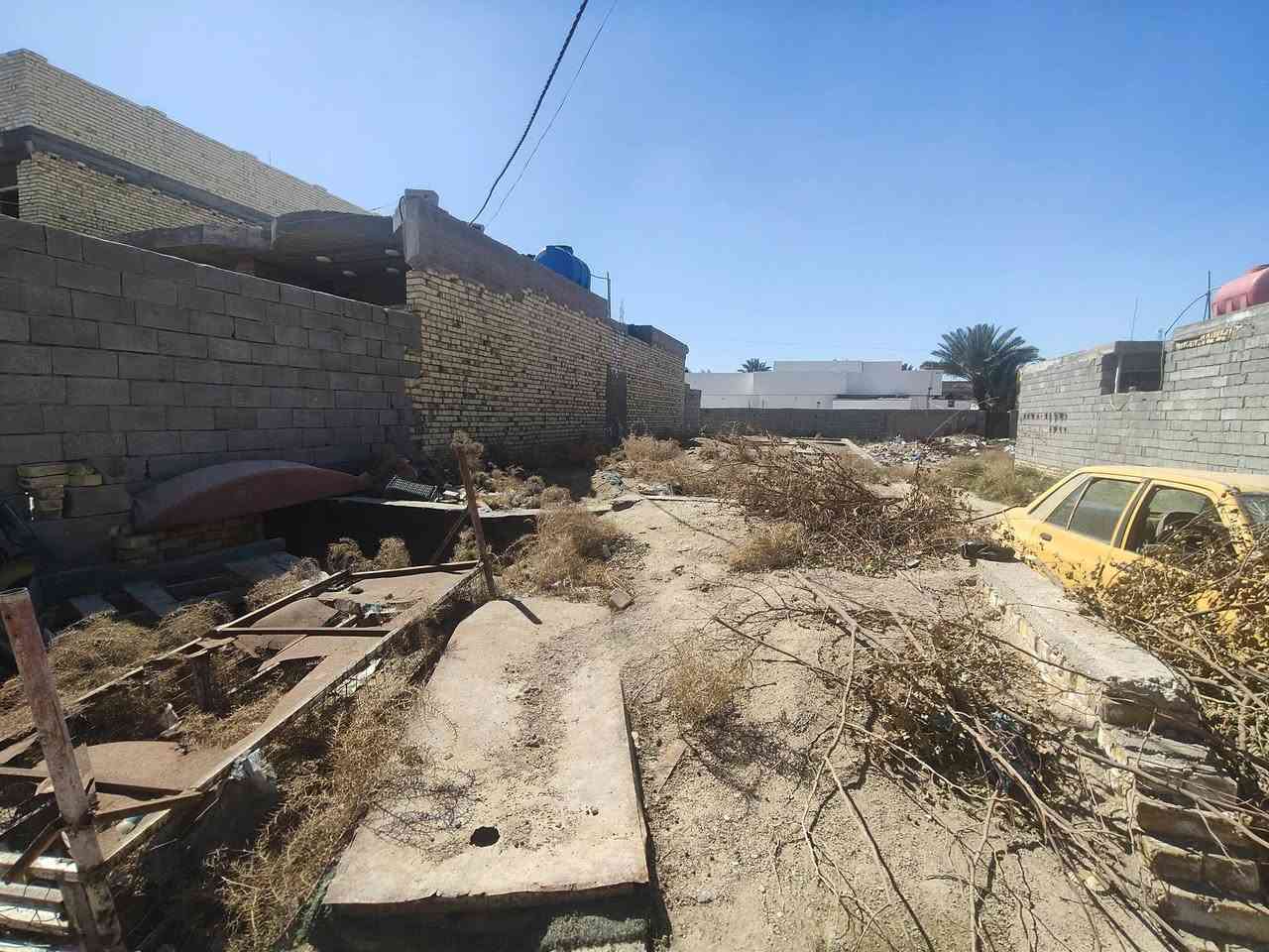 السلام عليكم قطعه للبيع المساحه 300مترمبني قسم  من بتلو كامل مزفت  150متر ولباقي منه150قطعه يحتوي على غرفتي النوم وصاله واستقبال وصحيات قريب الكورنيش  مرقم وكامل من ماء مجاري و كهرباء السعر 33 وبي مجال مراجعه دلاليه سيد حيدر ***********
