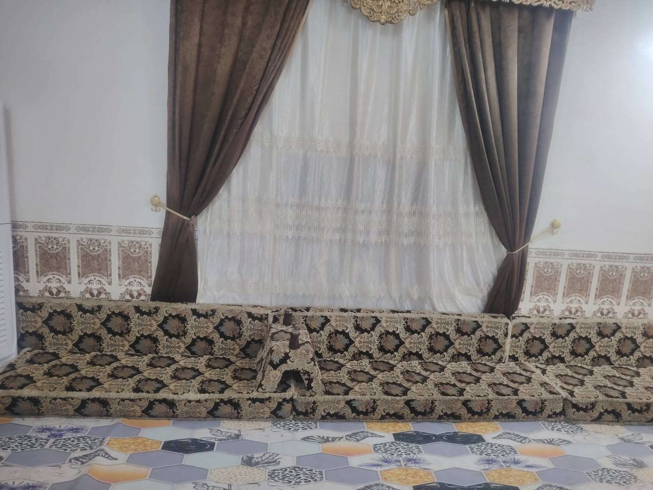 ديوان تزكام نظيف درجة أولى
الأرتفاع 20cm 
طول الديوان بالكامل 17متر 

للأستفسار أكثر الأتصال على الرقم 

 ***********

