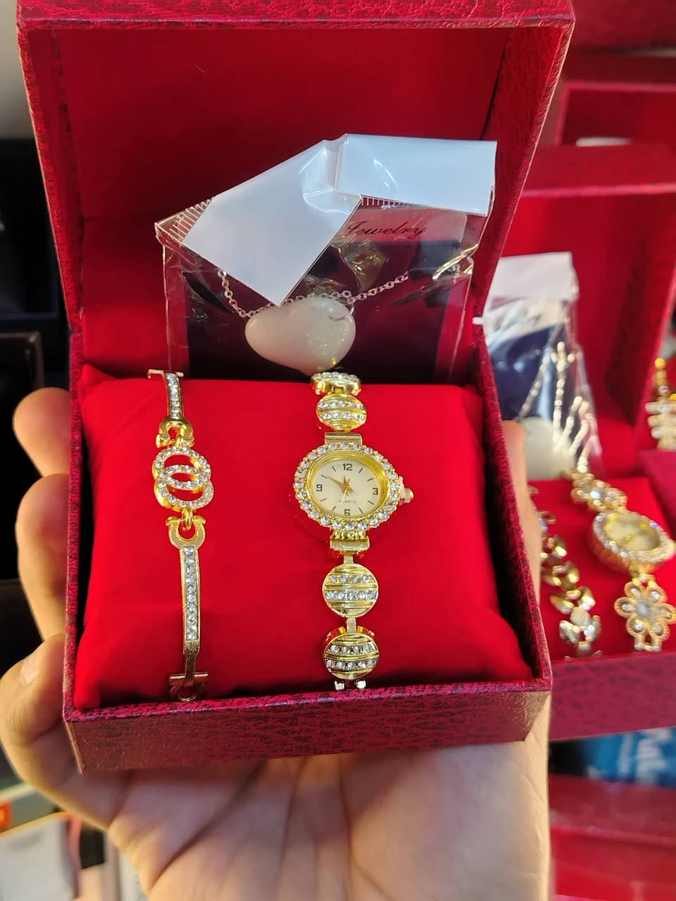 بكج ساعات نسائية مع سوار وكلادة


**إذا كنت صاحب هذا الإعلان وتريد حذفه لأي سبب، رجاءا أرسل رسالة إلى الدعم الفني**