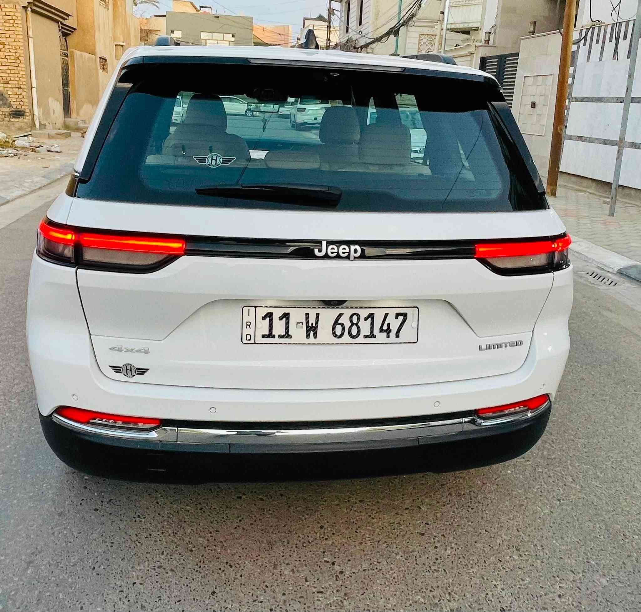 جيب كراند شيروكي 5 راكب لمتد بلص وكاله هارلم
الموديل: 2024 (خليجي)
 
المحرك: ‎  V6 3.6L
العداد:25الف كم
الضمان: 3 سنوات أو 60 الف كيلومتر.

المواصفات:
 دفع رباعي 4x4. 
 رادار امامي مع مانع تصادم. 
 تحذير الخروج عن المسار . 
 تحذير النقطة عمياء ⚠ .
 نظام تحذير عند التقاطعات.  
 نظام تقليل الضجيج داخل المقصورة. 
 إنارة محيطية. 
 شاحن موبايل وايرلس. 
 تعديل وضعيات مقود السائق كهربائيا. 
 مرايا تعتيم ذاتي. 
 نظام الصوت من الپاين 10 سماعة. 
 ويل قياس 20 انج.
 سقف بانوراما.   
 شاشه كبيرة 10.1 انج . 
 نظام الخرائط (GPS).
 لوحة القيادة بقياس 12 أنچ. 
 كير شفتر بالستيرن. 
 كاميرا محيطية 360 درجة. 
 4 كاميرات خارجية مع كاميرا داخليه بالمرايه مع بخاخات ماء  
داخليه للتنظيف. 
 كاميرا للمرأة الداخلية. 
 المصابيح الأمامية LED.
 كشافات الضباب LED. 
 دخول ذكي. 
 بصمة على 5 ابواب للدخول الذكي. 
 تشغيل عن بعد.
 الصندوق الخلفي كهربائي.
 فرش المقصورة الداخلية من الجلد الفاخر.
 ذاكرة لحفظ وضعيات الجلوس للسائق. 
 المقاعد الأمامية كهربائية.
 المقاعد الأمامية تبريد وتدفئة.
 المقاعد الخلفية تدفئة.
 ستائر للشبابيك الخلفية.
 حساسات امامية. 
 حساسات خلفية. 
 5 راكب.
تدفئة ستيرن. 
 مانع تصادم خلفي.
 بلوتوث تلفون. 
 محدد سرعة. 
نظام التشغيل والاطفاء الاوتوماتيكي ( Auto Start System ).

السعر 41300 الف دولار يعني ( 4 دفاتر و 13 )

الإستفسار الاتصال : ***********
