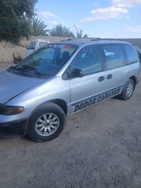 دوج كرفان  موديل 2000  رقم بغداد  تحويل مباشر  كير ومحرك  كفاله.    حج...