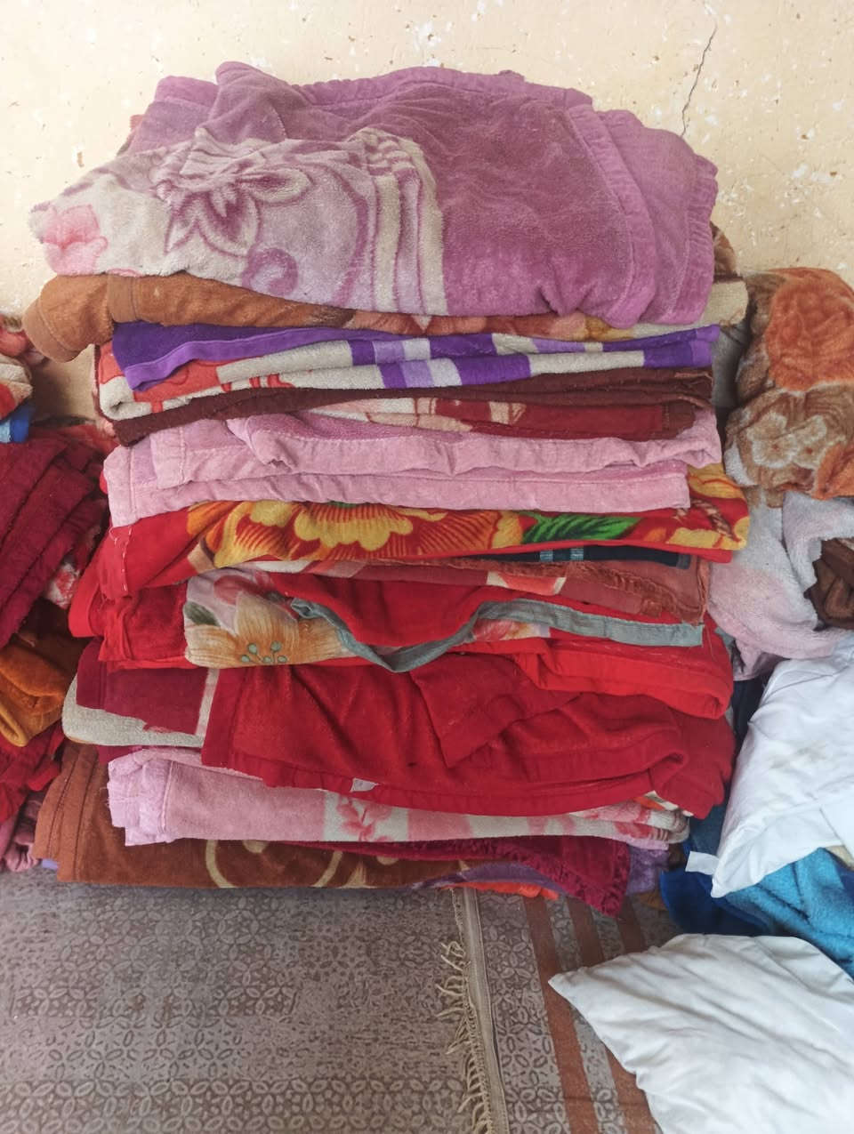 وصلت البطانيات الصييفيه واكو الثقيل على ثلاثه ونص والمخاد عله الف الوحده***********هذا والساب بيت أبو وفاء
