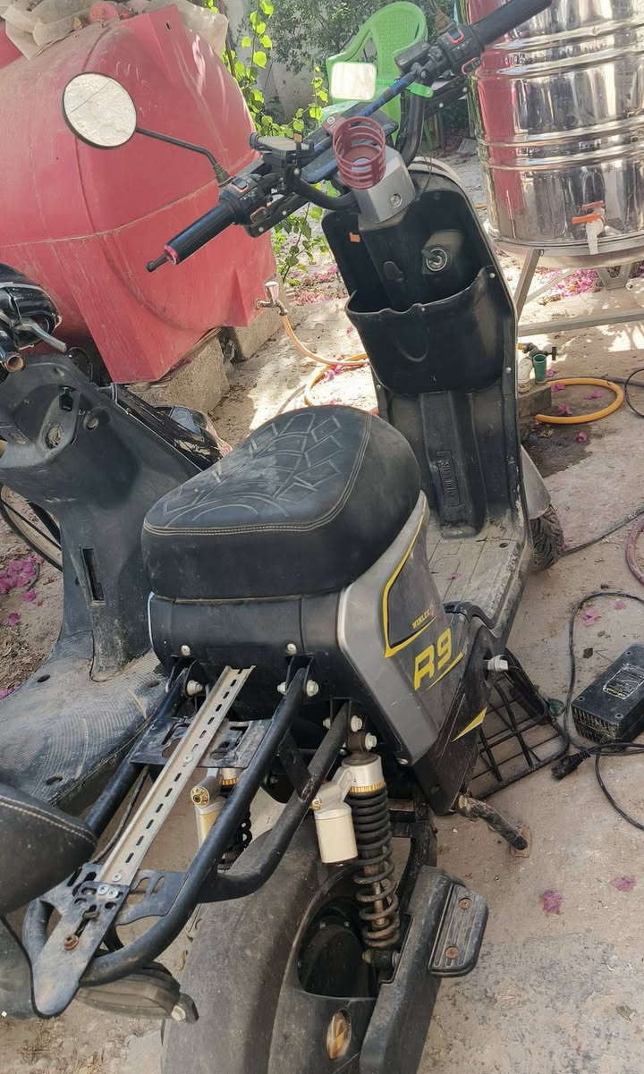 سلام عليكم باسكل شحن r9 للبيع بسعر 250الف  نقصه بطاريات الاستفسار خاص اوعل الرقم  ***********
