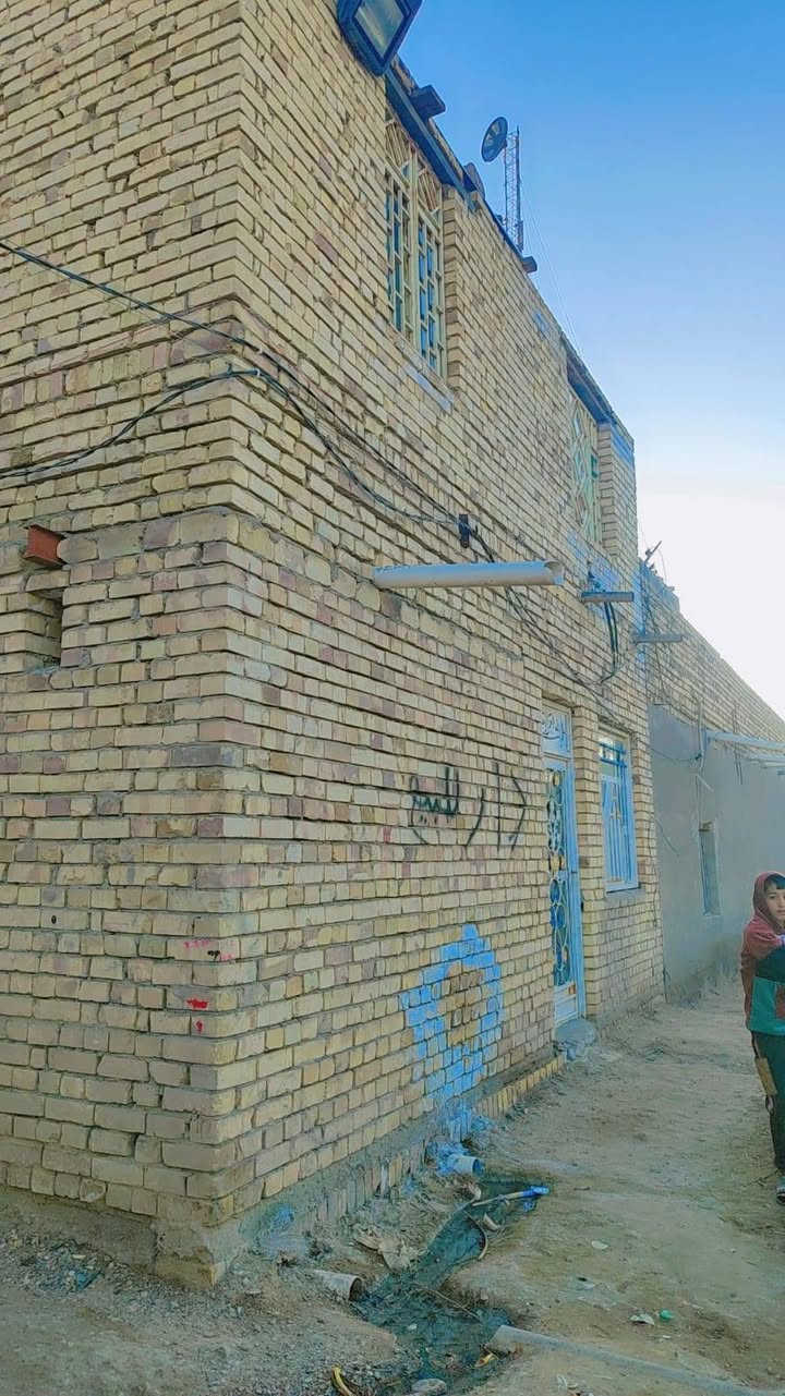 سلام عليكم بيت للبيع بنأء طابوك سكف عكاده مساحته 180 بي غرفتين نوم وصاله مطبخ صحيات داخليه منطقه  حي العسكري ويه حديقه ***********
***********
