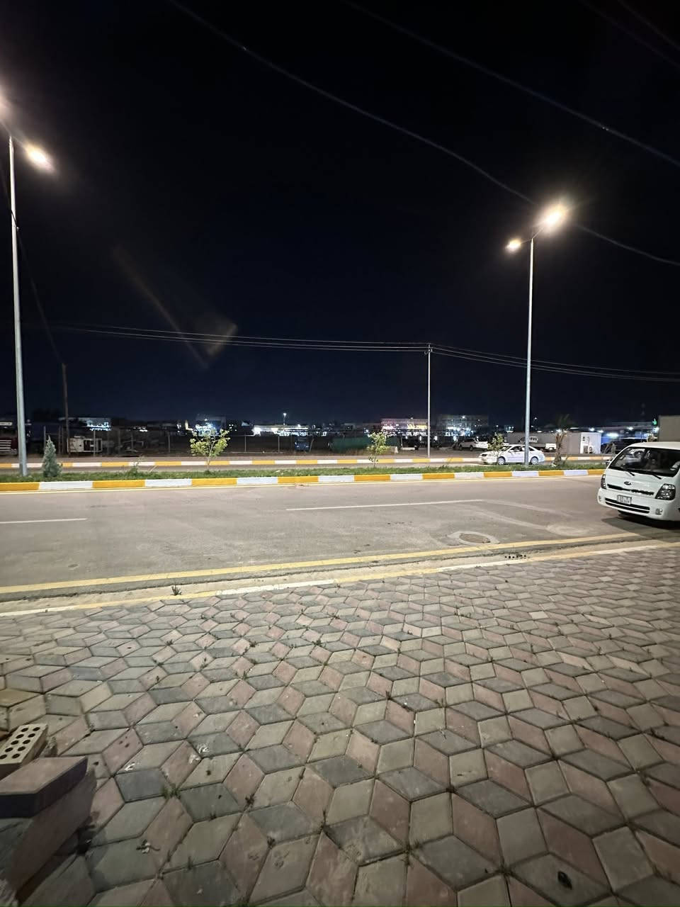 للايجار (القادسيه شارع المستشفى
مربع الحلاوي )
مساحة 200 متر 
واجه : 10 متر 
نزال : 20 متر 
شارع : ع سايدين مباشر  
٤ غرف نوم + 3 مجاميع صحيه + مطبخ  حار بارد + ستقيال 
كهرباء ٢٤ ساعه 
؛ الاستفسار  اتصال ع 
***********
