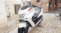 ما شاء الله، الدراجه ماجسته (Majesty) من الدراجات اللي لها هيبة وراحة معروفة، خصوصاً في المشاوير الطويلة.،
🏍️ للبيع: ياماها ماجسته (Majesty) - بحالة ممتازة،وجيده..،
الوصف العامة:
دراجة نظيفة جداً، مظهر أنيق وأداء قوي. تم الاعتناء بها بشكل دوري وهي جاهزة للاستخدام مباشرة ولا تحتاج لأي مصاريف.،،
✅ المميزات والمواصفات:
• الحالة الفنية: محرك (ماكينة) (مفتوحه)ناعم جداً وعلى الشرط.،
• المظهر الخارجي: (كفرات جديده) نظيف واللون مميز.الابيض،
• الإضافات: (زنون  LED، ).
• تايرات :  بحالة جيدة جداً.
💰 السعر المطلوب:
(700) الف/دينار (قابل للتفاوض ).
📞 للتواصل والمعاينة:
• رقم الهاتف: [***********][***********]
• الموقع: [ميسان /الميمونه]

