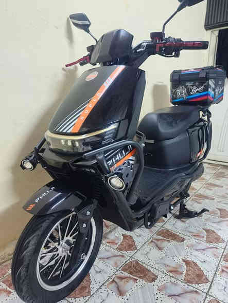 السلام عليكم للبيع دراجه شحن سكنس فضائي الدراجه جديده شخط واحد مابيها تعل وفحص مكفوله كفاله عامه صار اقل الشهر من مشتريها تجي فول مواصفات وصل المعرض موجود
تجي شاشه اعطال تكشف عطل الدراجه
بريك امامي خلفي دس هايدروليك
حساس امامي خلفي
سستم صوت فلاش +رام + بلوتوث+ راديو 
لايت عالي ناصي زنون
بك لايت لد LED
دبل اشارع ليزي
نضام Rالرجوع الى الخلف
شاحنه موبايل
ملف 2500
شاحنه كبيره رقميه تدعم الشحن السيع ولطفاء عند امتلاء البطاريه
سرعه الدراجه 110 حقيقي 100
تجي 6 بطاريات مصطره الحجم الكبير 40 انبير
تايرات امامي خلفي جبيلي الحجم الكبير 
ويل كب
درع 380 درجه لحمايه الدراجه + طلاعات جانبيه
مساحه تخوين واسعه
تجي بصمتين علمن الدراجه بصمه مو سويج 
الشراي يتفضل خاص او التصال عله الرقم *********** متوفر واتساب مكان الدراجه ساحت عدن السعر 950 او بي مجال
