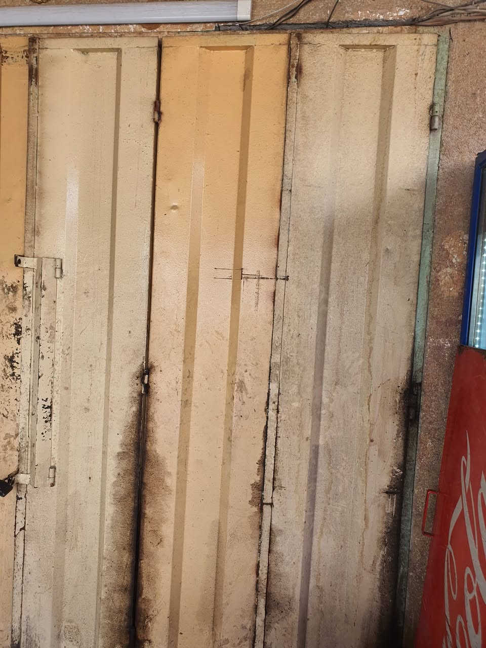 باب دفتري ٦ طلاقات شغل حدادة بيت ماهود نوع الحديد ثقيل بدي ايفا   اقفال داخلية سرية نظافة ١٠٠ % كامل مع الإطار( الجرجوبة ) العنوان قطاع ٣٠ شارع المدارس للإستفسار خاص أو الرقم ***********
