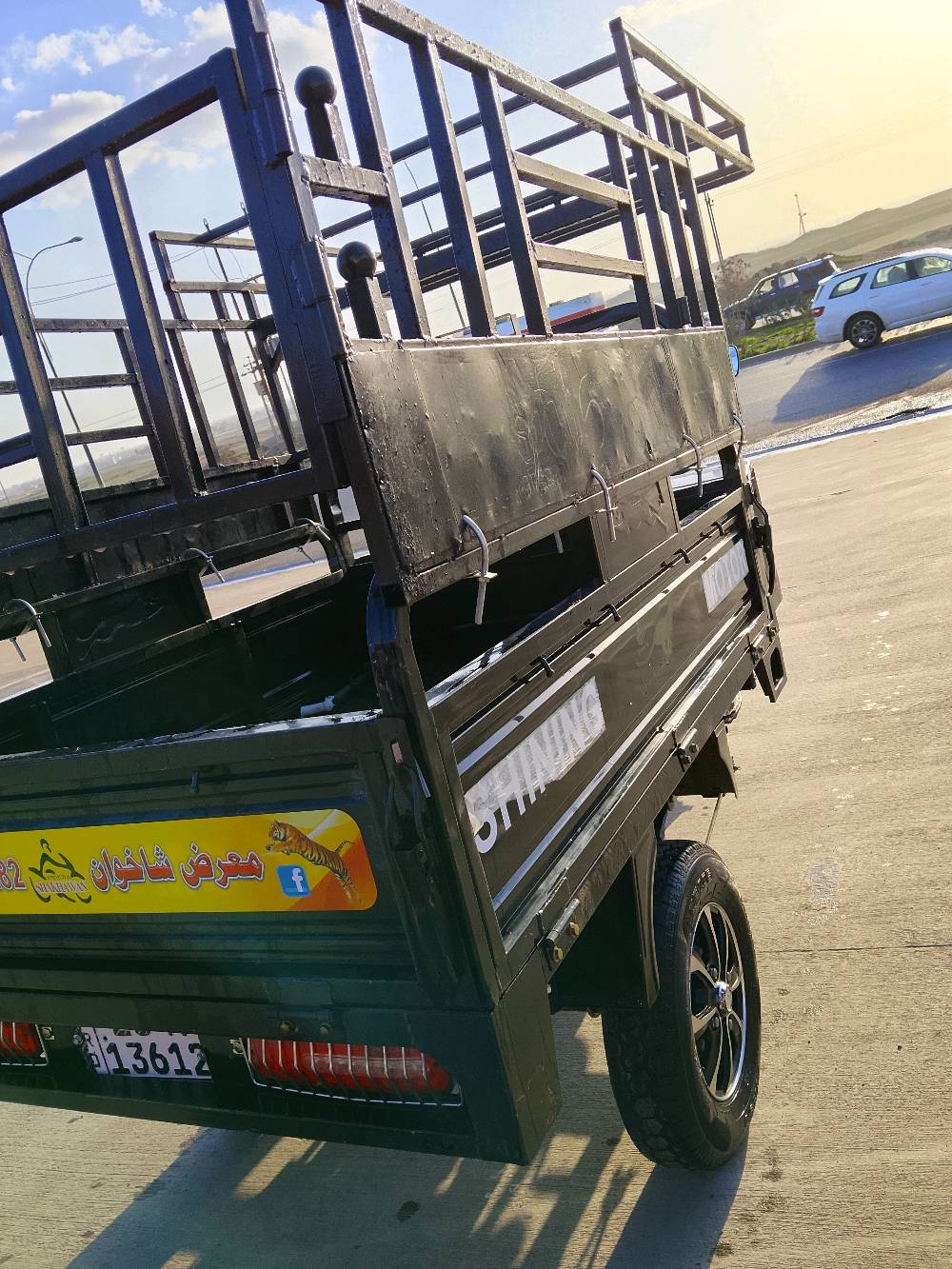 أنا عندي دراجه  ثلاثيه العجلات للبيع، اللون اسود مع بعض اللمسات الحمراء ، بحالة جيدة جدا. الدراجة معروفة بقوتها وتحملها للحمولات الثقيلة. فيها لوحة تحكم حديثة ومرايات جانبية تساعد على السواقة الأمانة. مثالية لأصحاب المشاريع الصغيرة أو النقل في المناطق داخليه.