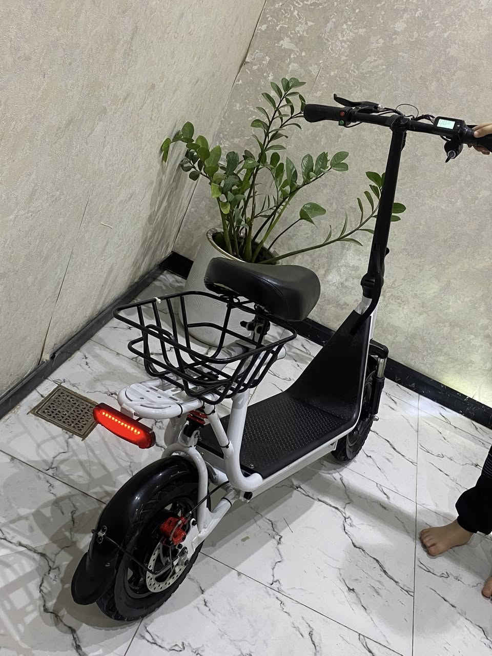 سكوتر شحن مستخدم شهر واحد  لتواصل *********** بي واتساب العنوان بغداد.  الدوره.  السعر ٣٥٠ وبي مجال بسيط
