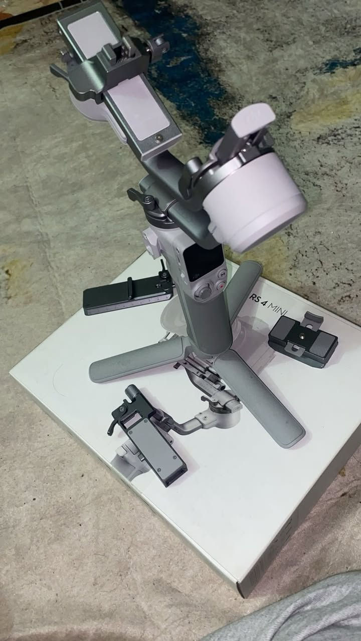 Djl rs 4mini مستعمل فقط خمس ساعات للبيع سعر 325 وبي مجال
‏ إستاند كاميرا هيدروليك مفتوح بس من الكرتونة أريد 60 به مجال 
‏إنارة عدد اثنين القوة 95 السعر 100 وياها الريموت وبيها مجال  ماكو توصيل خارج بغداد شراي خلي يطب الخاص أبيعها كلها يدخل خاص ***********￼￼￼ ￼￼
