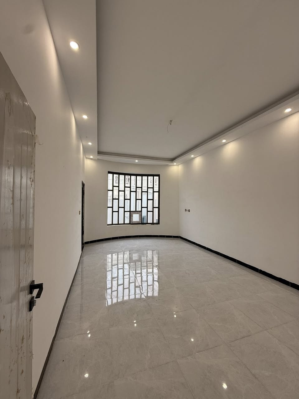 دار للبيع الديوم التصنيع
الدار قريب جدا من شارع ٦٠ الرئيسي
مساحة ١٥٠ متر واجة ٧ ونص نزال ٢٠ متر
الدار صفر طابقين
٣ غرف نوم 
٣ مجموعات صحية
صالة واستقبال ومطبخ وكراج
السعر ١٠٥ مليون وبي مجال
للاتصال ***********
مكتب يوسف للعقار
