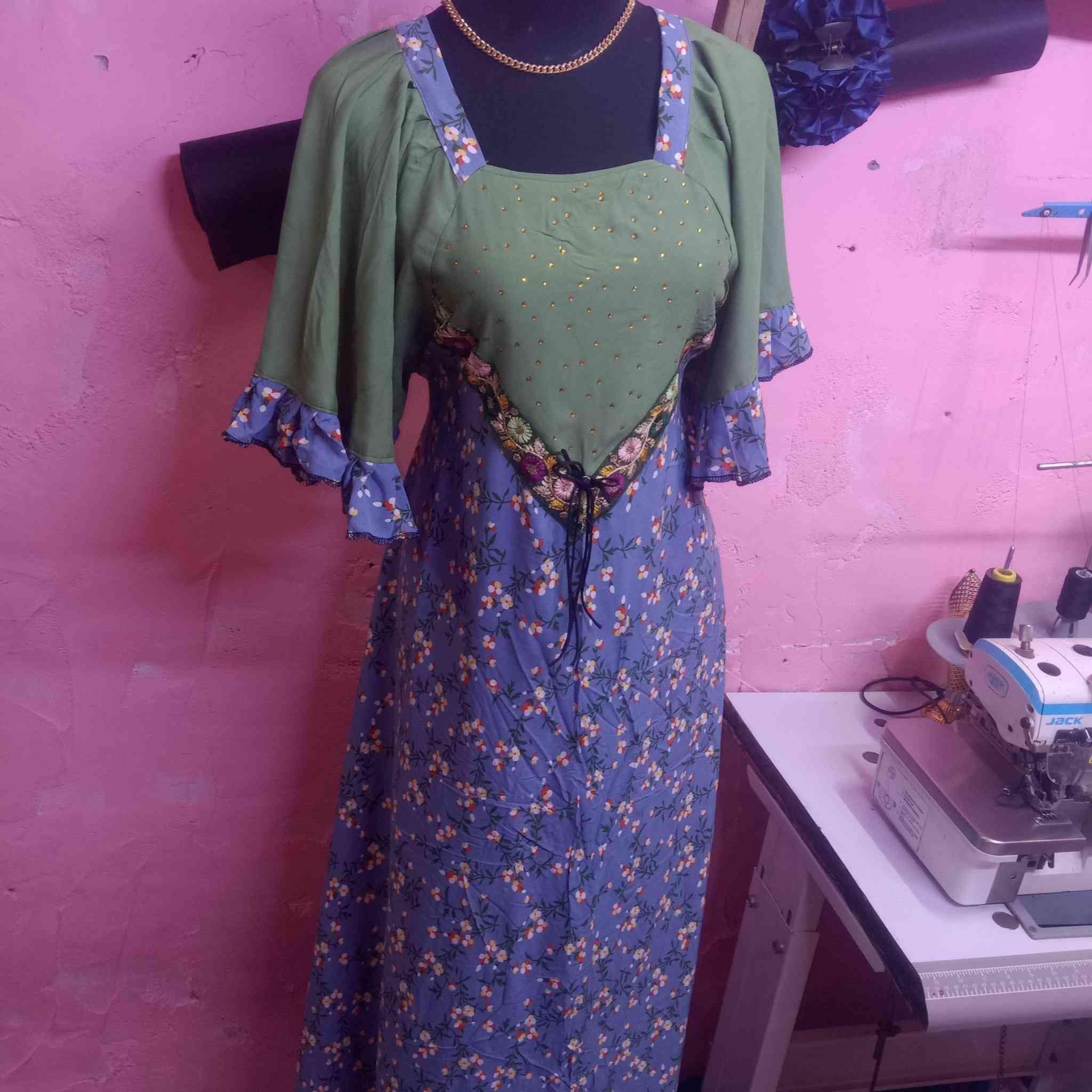 السلام عليكم بنات عدنه خياطه ملابس نسائيه ورجاله وتوصيل الي اهلي النجف والمشخاب ونخيط عله زوق الزبون والرقم ***********
